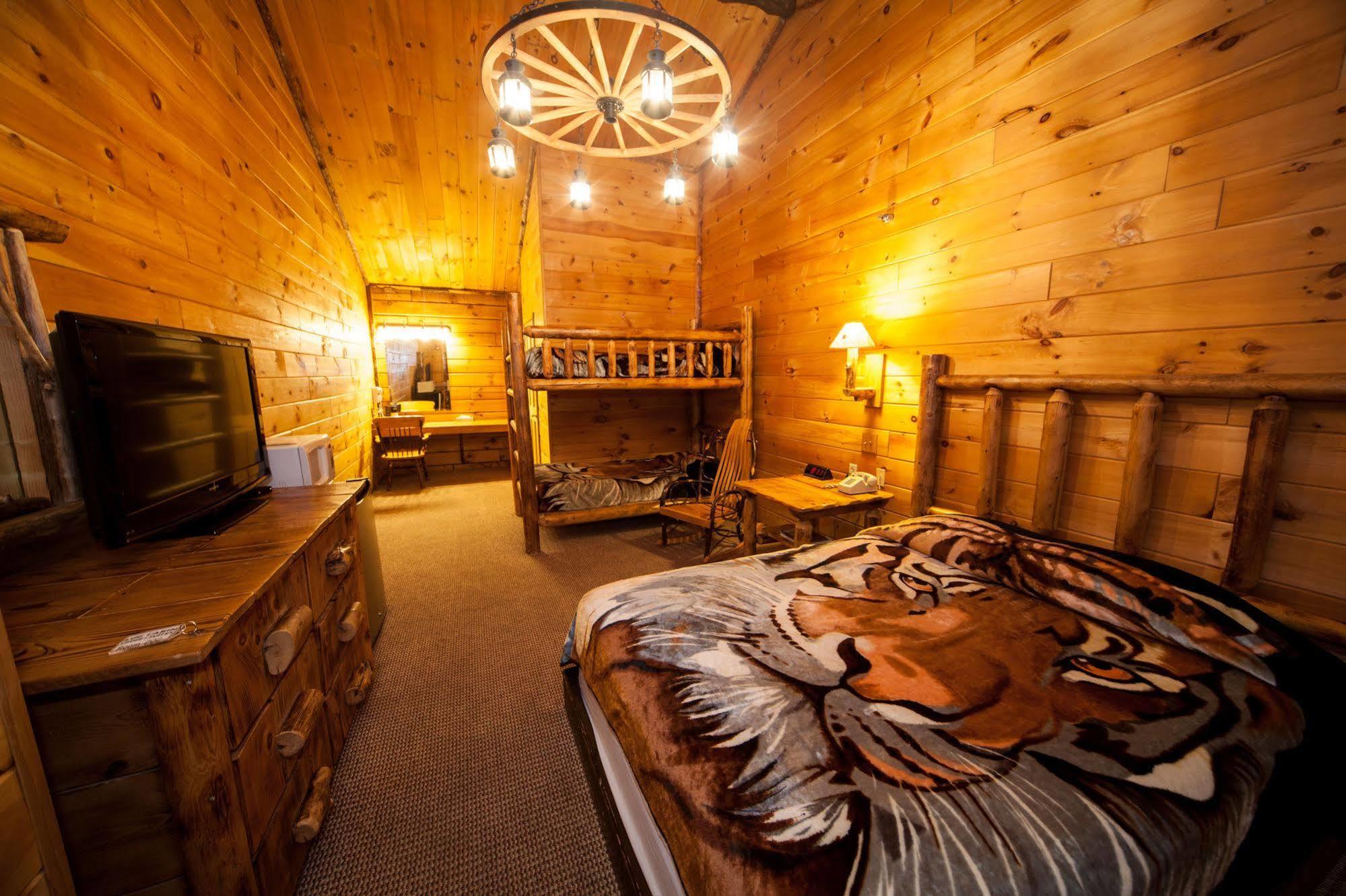 Log Cabin Lodge & Suites Jones Mills Zewnętrze zdjęcie